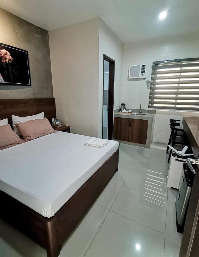 A&E Apartelle Bacolod Bagian luar foto