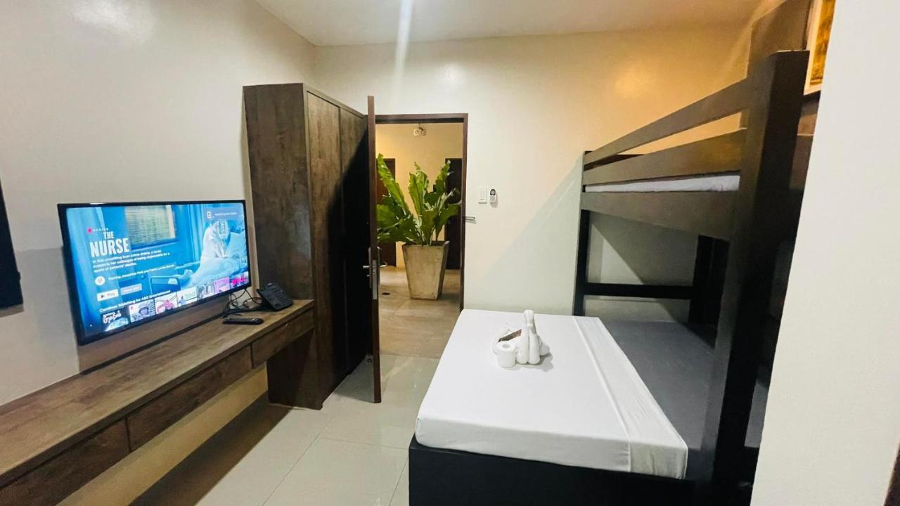 A&E Apartelle Bacolod Bagian luar foto