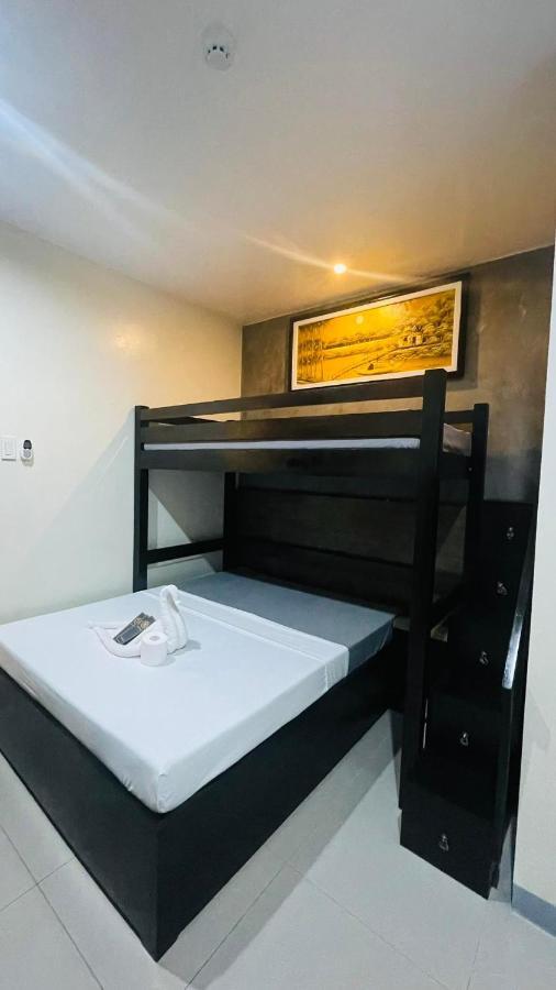 A&E Apartelle Bacolod Bagian luar foto